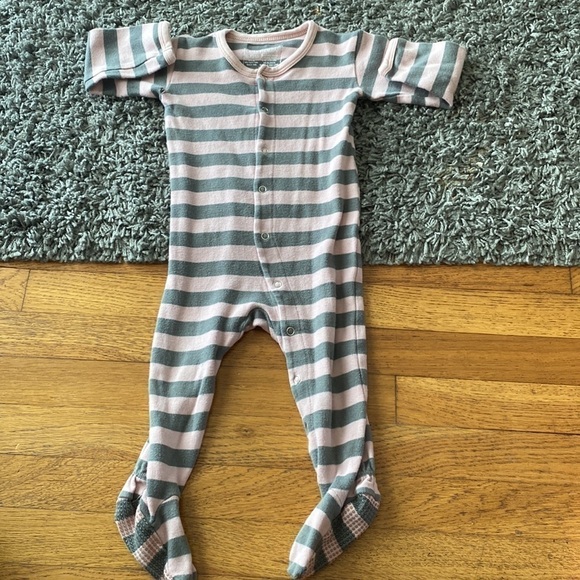 Baby Girl Bundle of Onesies and Pajamas Size 12 months - Picture 5 of 15